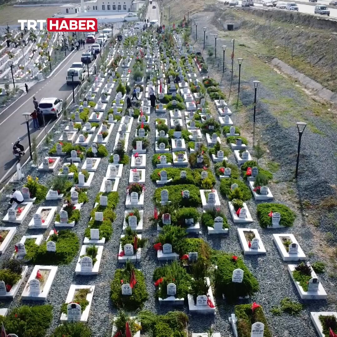 6 Şubat Depremlerinde Kayıp Edenler Kurban Bayramı'nda Mezarlıklarda Anıldı