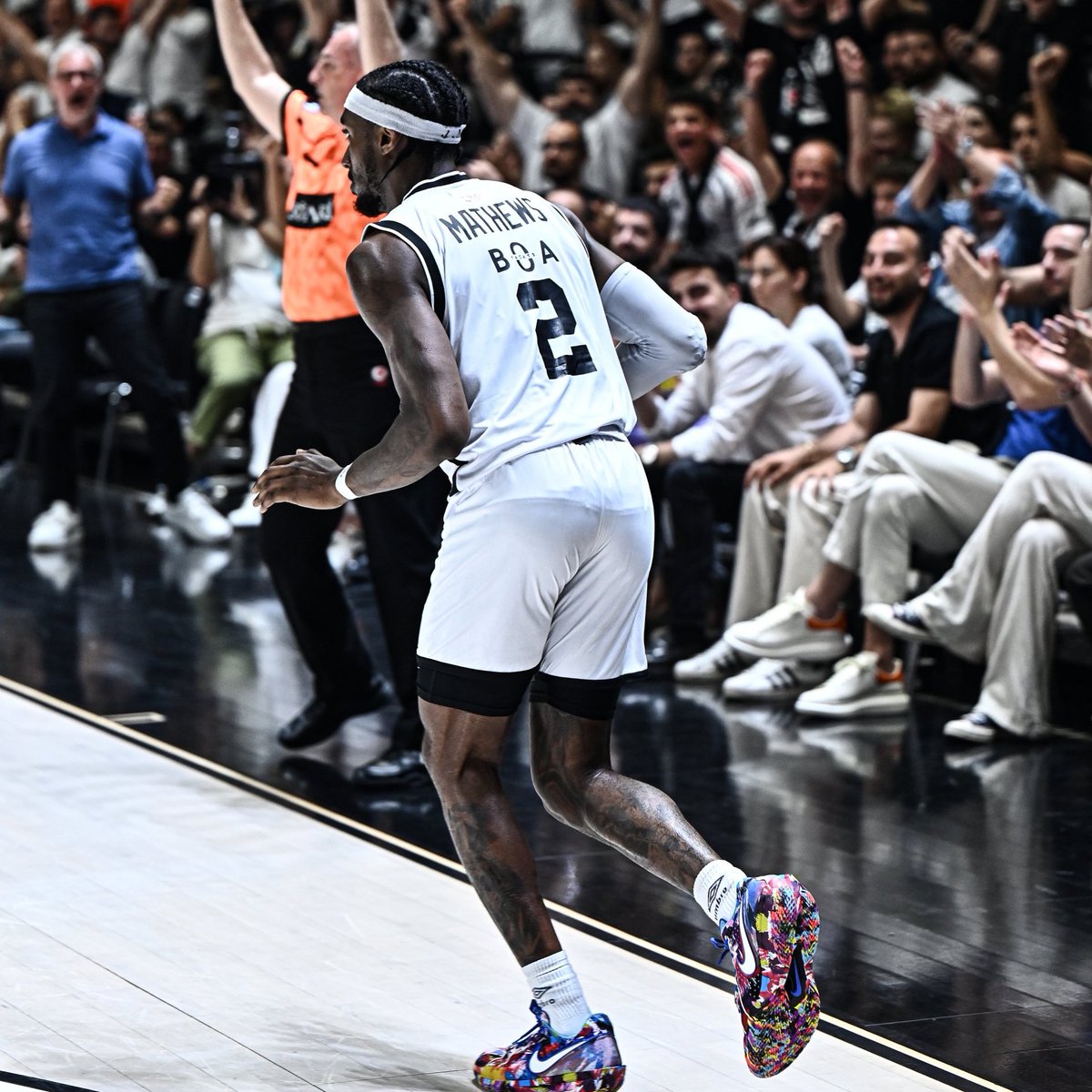 Beşiktaş Anadolu Efes'i Farklı Mağlup Etti: BSL Yarı Final Serisi Eşitlendi