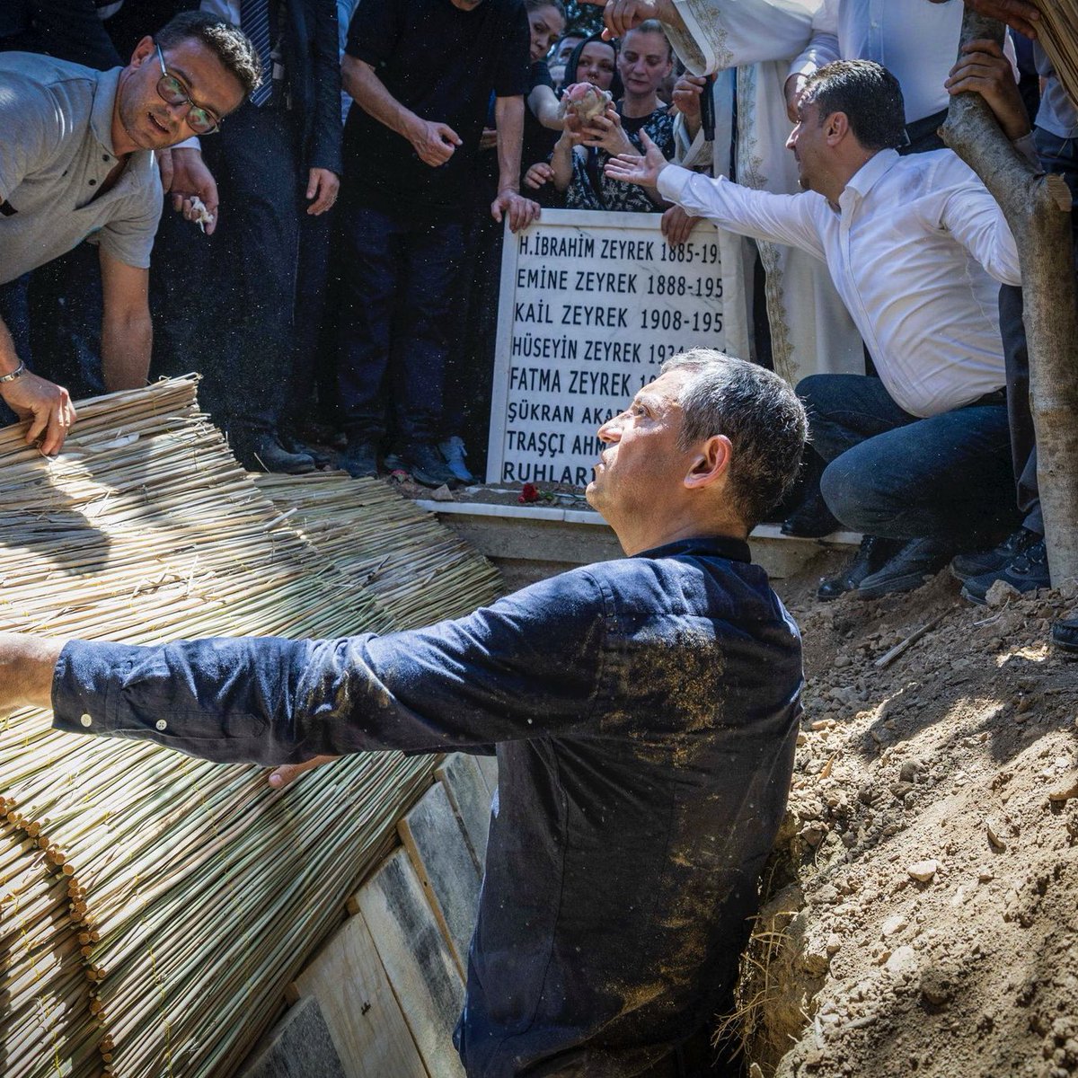 Özgür Özel, Gazeteci Ferdi Zeyrek'i Son Yolculuğuna Uğurladı