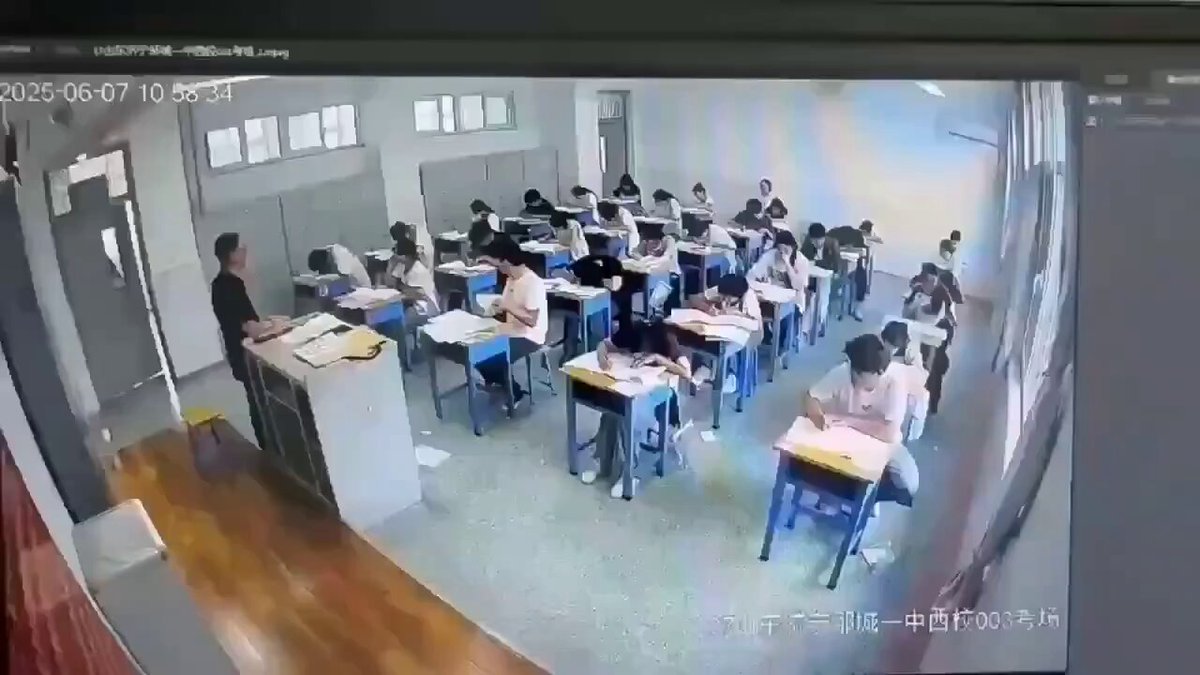 Çin'de Sınav Stresi Patlaması: Öğrenci Önce Kendi Kağıdını Sonra Sınıfınkileri Yırttı