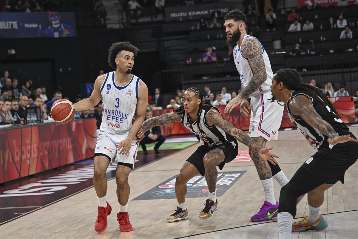 Anadolu Efes Seride Öne Geçti: Beşiktaş Fibabanka'yı Mağlup Etti