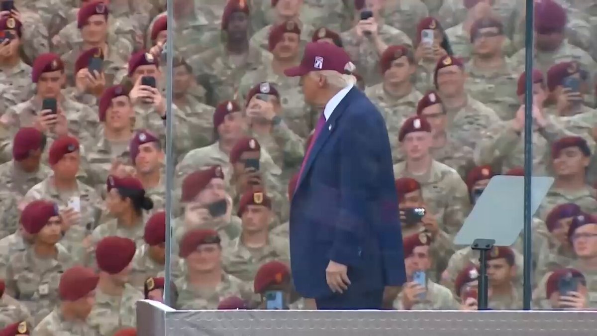 Trump Fort Bragg'de Konuşmayı Dans Ederek Bitirdi