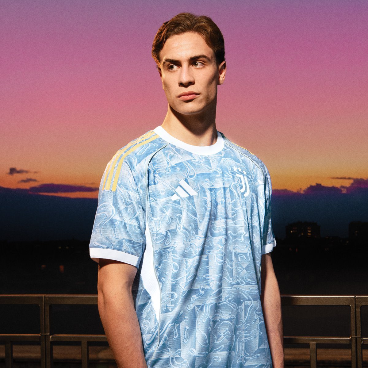 Juventus Yeni Sezon Deplasman Formasını Tanıttı