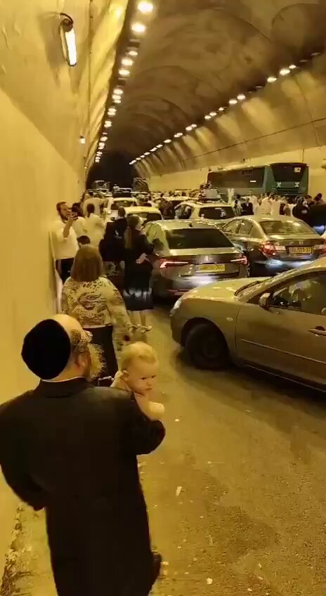 İran Füze Saldırıları: İsrailliler Tünellere Sığınarak Güvenliğe Aldı