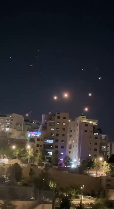 İran'ın İsrail'e Balistik Füze Saldırısı: Hayfa'dan Görüntüler Saldırının Ölçeğini Gösteriyor