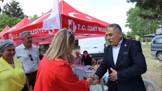 İzmit Belediyesi Muhtarlarla Babalar Günü Kutlaması Gerçekleştirdi