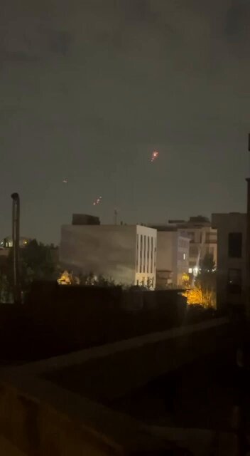 Tahran'da Hava Savunma Sistemleri Ateş Açtı