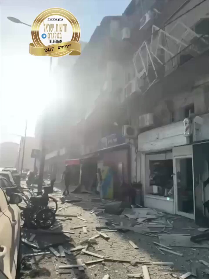 İran Füzesi Tel Aviv'de Hasara Neden Oldu