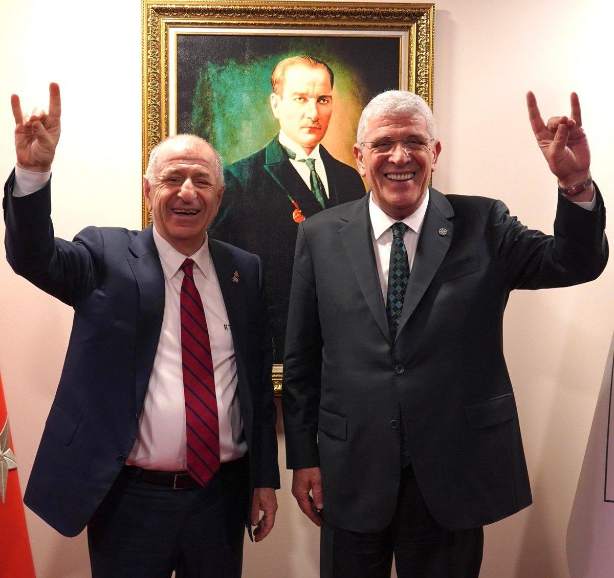 Ümit Özdağ ve Müsavat Dervişoğlu Bozokurt İşaretiyle Poz Verdi