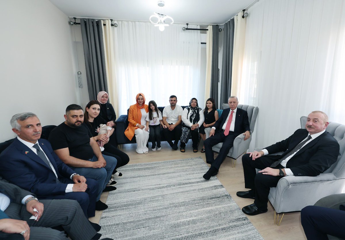 Erdoğan ve Aliyev Kahramanmaraş'ta Depremzede Aileyi Ziyaret Etti