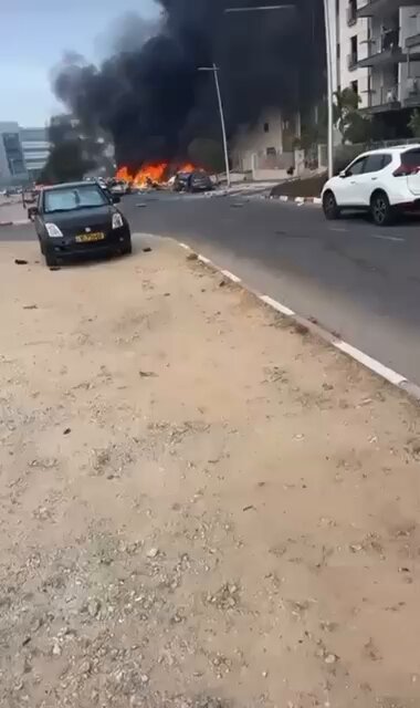 İran, İsrail'in Beerşeba Şehrine Balistik Füze Saldırısı Düzenledi