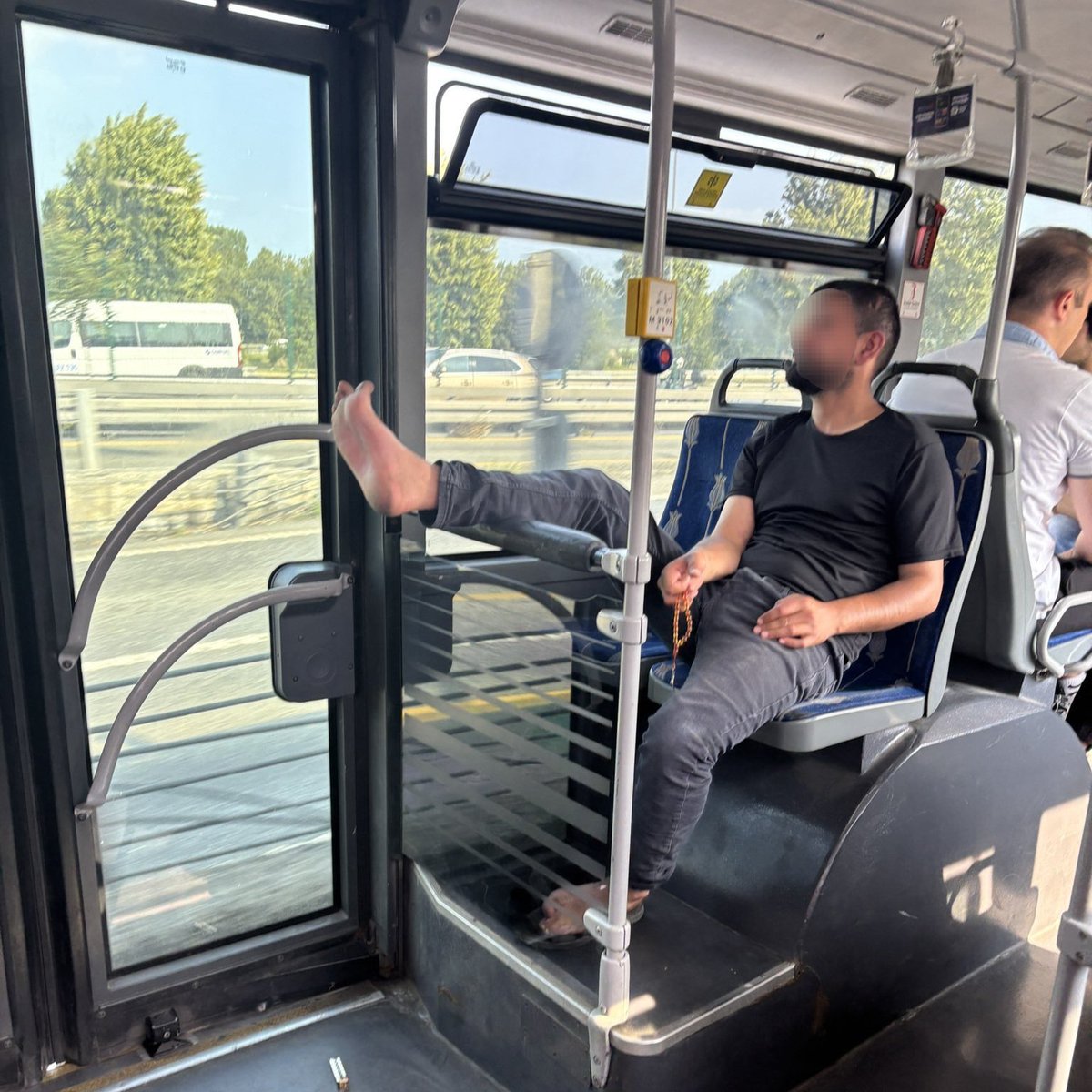 İstanbul Metrobüste Ayak Uzatma Skandalı: Yolcular Şaşkın