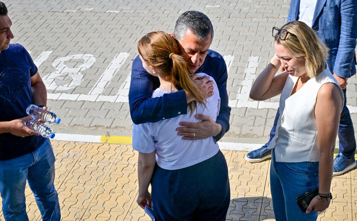 CHP Genel Başkanı Özgür Özel, Manisa'da YKS Alan Yeterlilik Testi'nde Nehir Zeyrek'i Destekledi