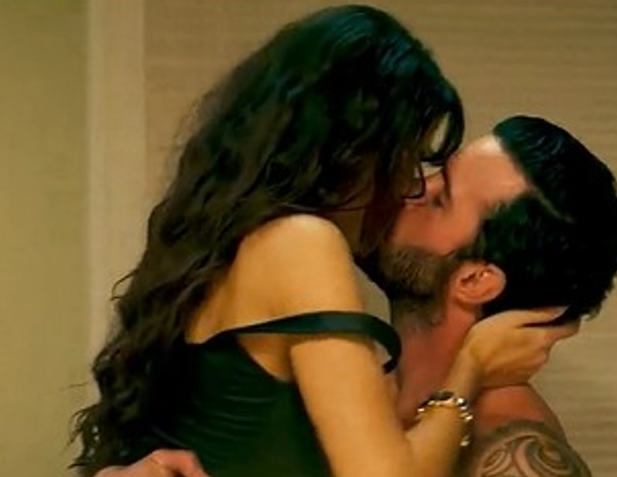 Hande Erçel ve Barış Arduç'un Öpüşme Sahnesi Tartışma Yarattı