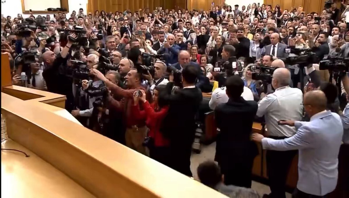 Özgür Özel'den Muharrem İnce'ye Rozet Açıklaması: 