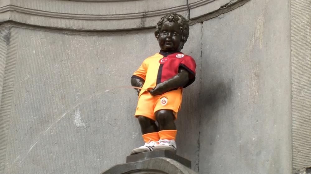 Galatasaray Formasıyla Manneken Pis Brüksel'de