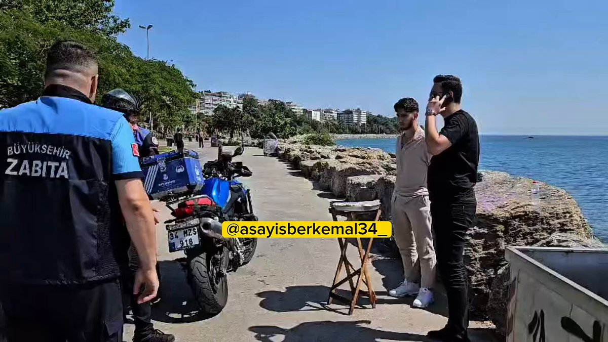 Kadıköy'de Satranç Oynayan Gençlere Müdahale Eden Şahıs Zabıta Tarafından Uyarıldı