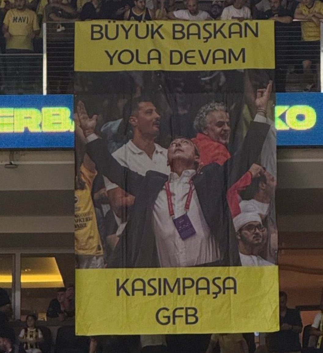 Fenerbahçe Taraftarlarından Aziz Yıldırım'a Destek Pankartı