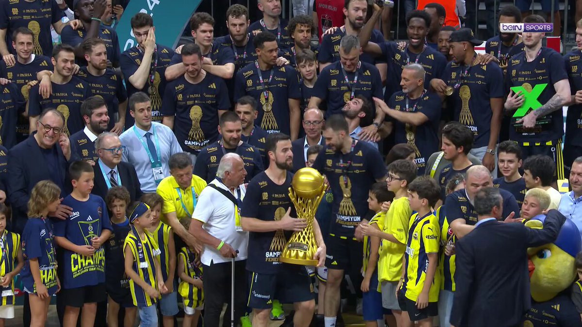 Fenerbahçe Beko Şampiyonluk Kupasını Kaldırdı