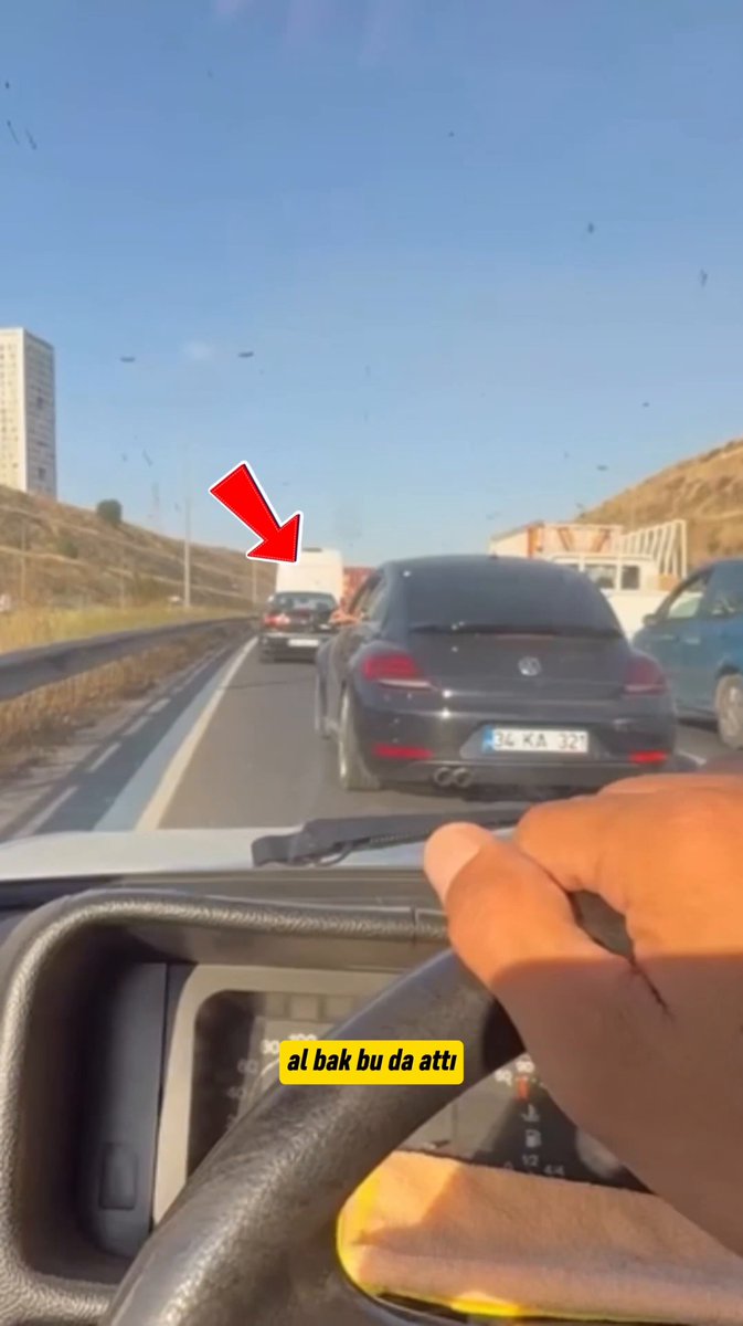 İzmir'de Yol Kenarına İzmarit Atan Vatandaşlara Öfkeli Tepki