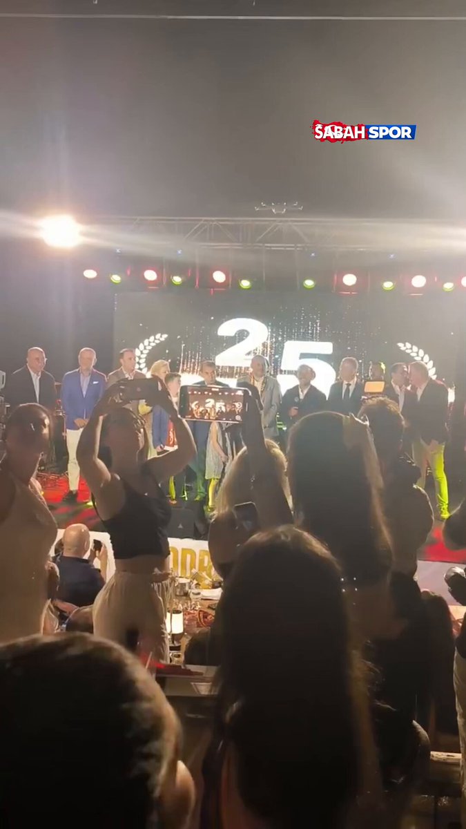 Galatasaray Taraftarının Osimhen Talebi Okan Buruk ve Dursun Özbek'i Güldürdü