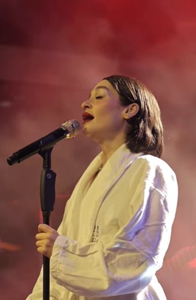 Ünlü Şarkıcı Alya, Bavulunu Unuttu, Sahneye Bornozla Çıktı