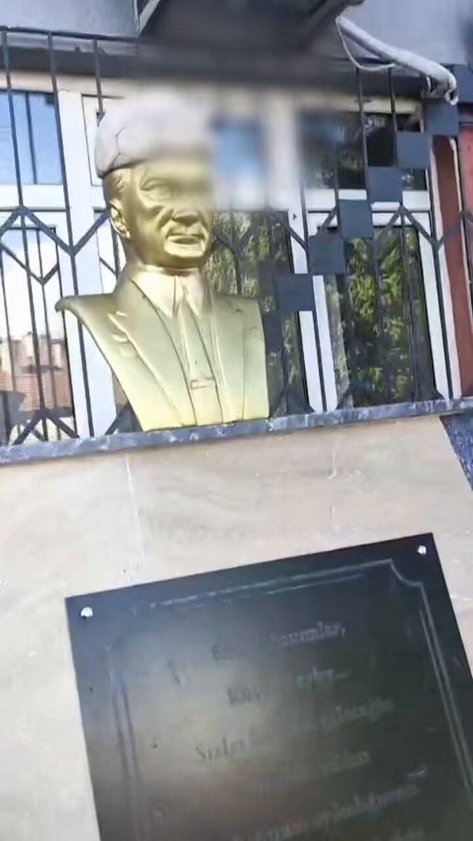 İzmit'te Şok Olay: Okul Bahçesinde Atatürk Büstüne Top Takıldı