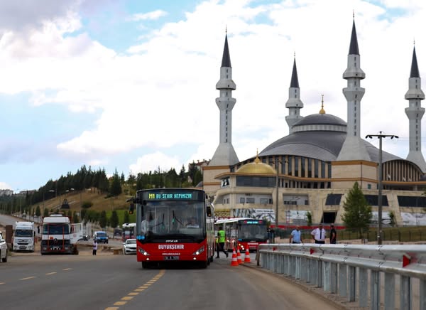 Sakarya'da Metrobüs Dönemi Başladı: İlk Sefer Camili Valilik Kavşağı'nda