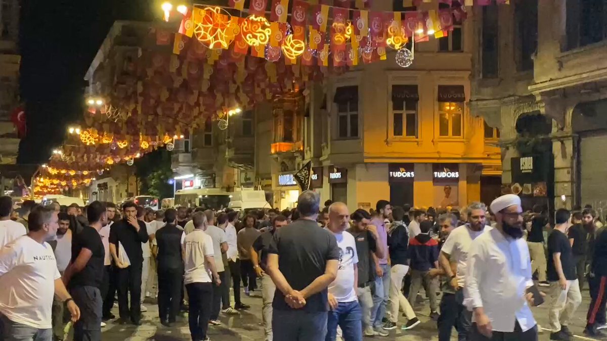 İstiklal Caddesi'nde Polis Kalabalığa Uyarı Anonsu Yaptı