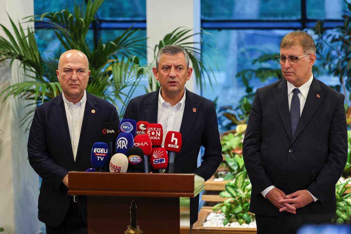 CHP Genel Başkanı Özgür Özel İzmir'de Cemil Tugay ile Buluştu