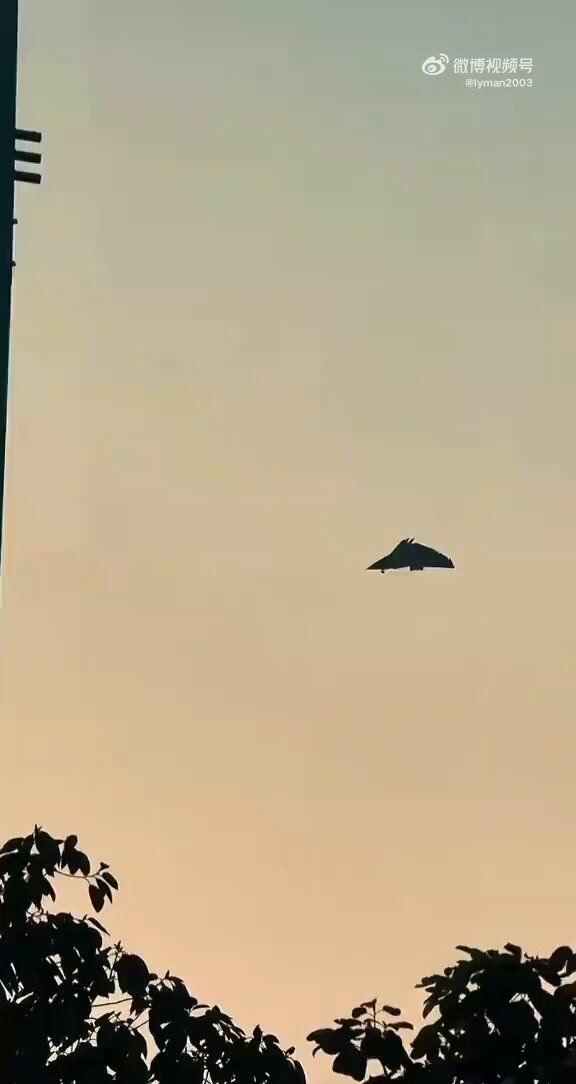 Çin'in 6. Nesil J-36 Savaş Uçağı Test Uçuşunda Görüldü