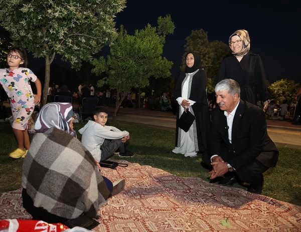 Dilovası Millet Bahçesi'nde Başkan Ömeroğlu Hemşehrilerle Buluştu