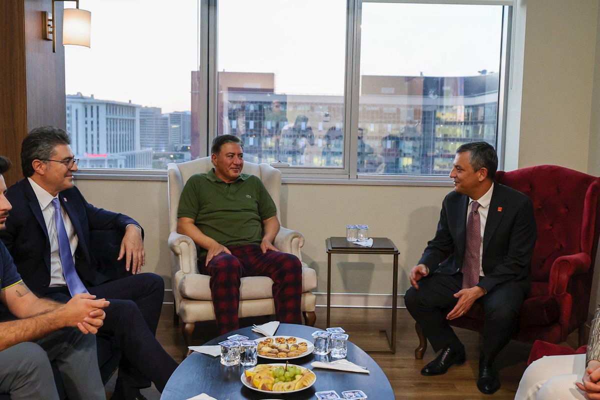 CHP Genel Başkanı Özgür Özel, Murat Emir'i Hastanede Ziyaret Etti