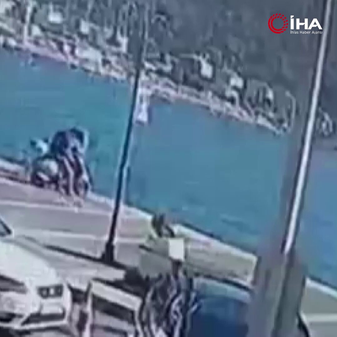 İzmir'de Motosikletli Sürücü Denize Uçtu: Olay Yerinden İlk Görüntüler