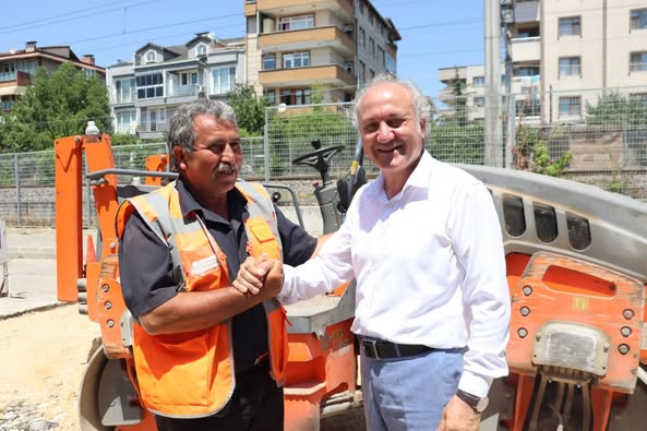 İzmit'te 30 Yıllık Yağmur Suyu Sorununa Çözüm: Cumhuriyet Mahallesi Asfalt Çalışmaları Başladı