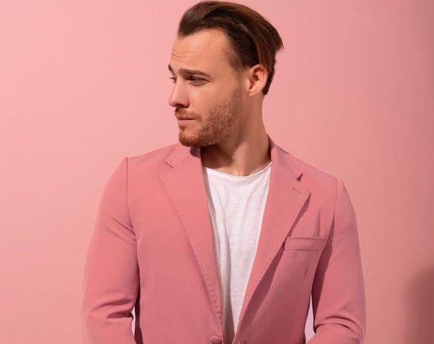 Kerem Bürsin Yeni Dizisi İçin İmaj Değişikliğine Gitti
