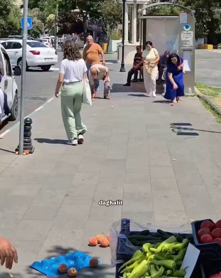 Tekirdağ'da Meyve Kasaları Devrildi, Vatandaşlar Toparladı