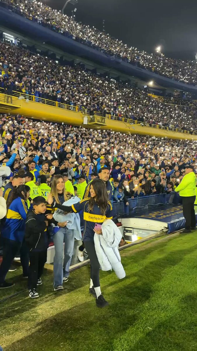 Boca Juniors Taraftarının Coşkulu Karşılığıyla Leandro Paredes İmza Attı