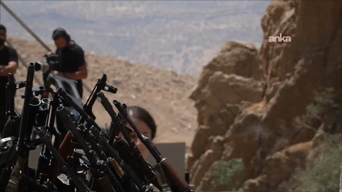 PKK'lı Teröristlerin Silahlarını Yaktığı Anlar Görüntülendi