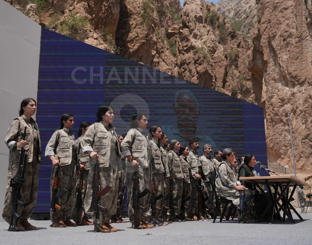 PKK'lı 30 Terörist Silahlarını Bırakarak Teslim Oldu