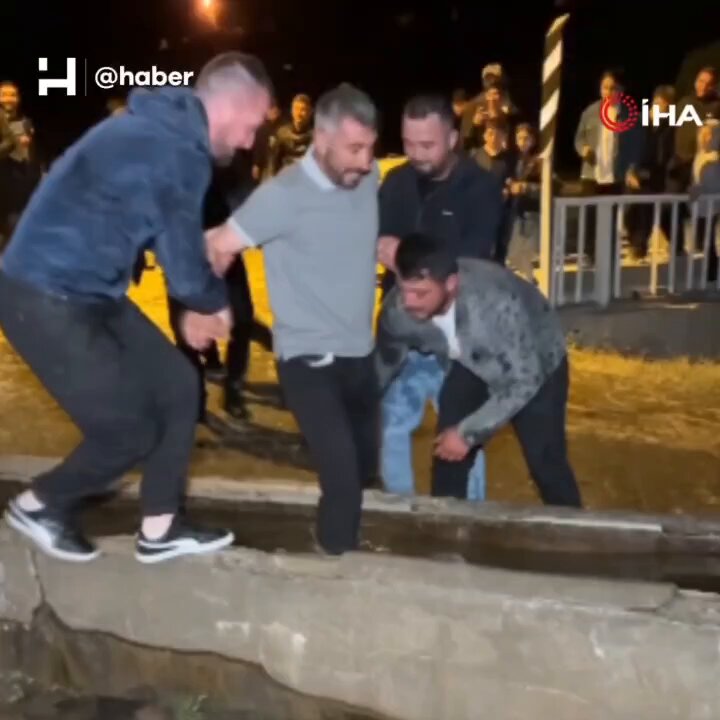 Sivas'ta Düğünde Halaya Katılmayan Davetliler Köy Meydanında Yalağa Atıldı