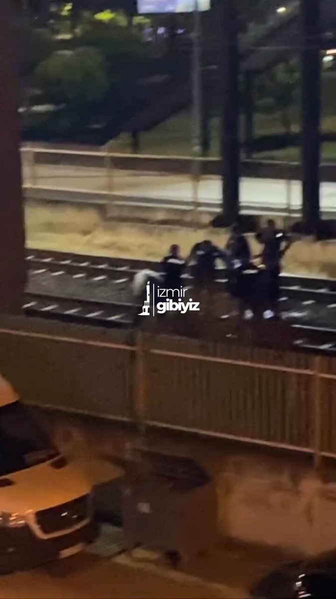 İzmir'de Genç Raylara Atlayarak Hayatını Kaybetti