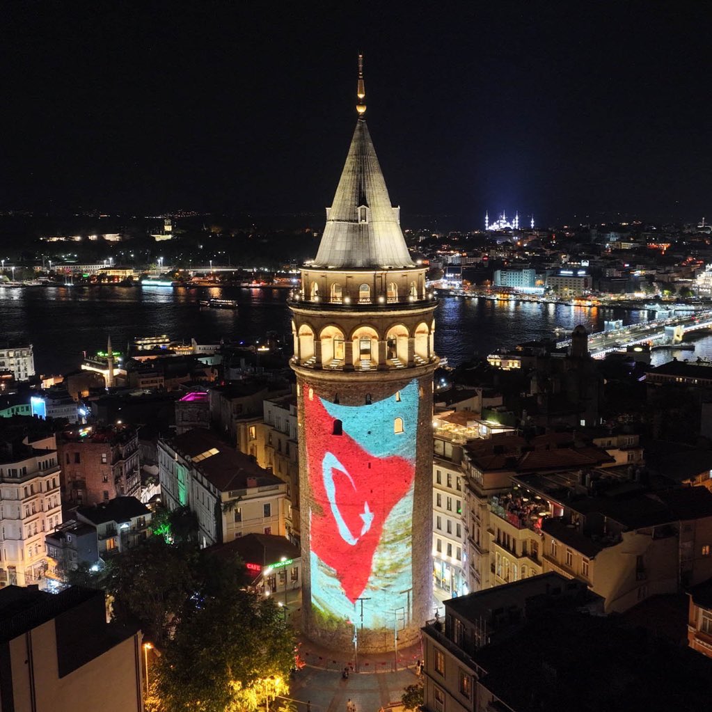 Galata Kulesi'ne Türk Bayrağı Yansıtıldı: İstanbul'da Görkemli Gösteri