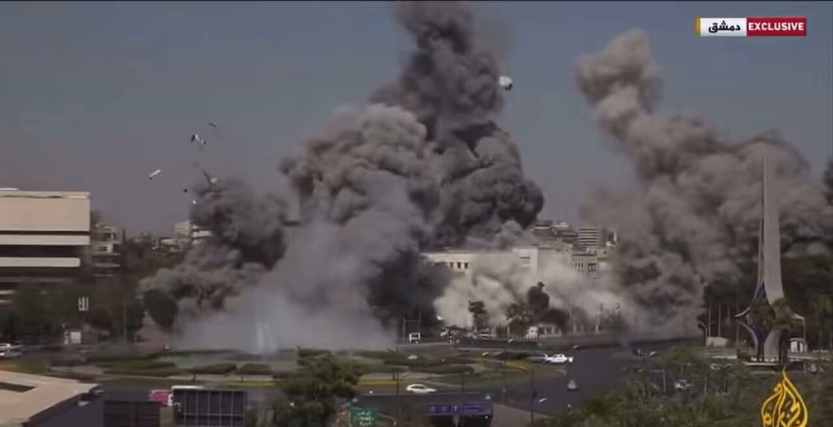 Şam'daki Genelkurmay Başkanlığı Binası İsrail Saldırısında Ağır Hasar Gördü