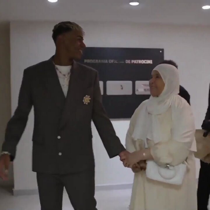 Barcelona'da Tarihi An: Lamine Yamal 10 Numarayı Babaannesiyle Birlikte Devraldı