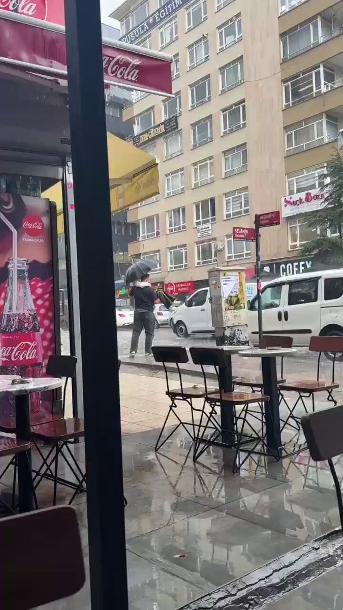 Ankara'da Sevgiliye Duygusal Destek: Yağmurda Kucağında Taşıdı