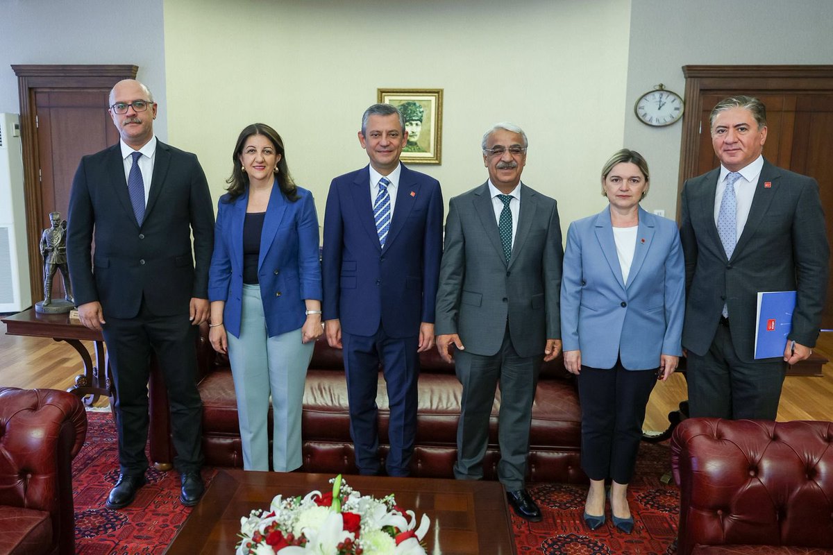 CHP Genel Başkanı Özgür Özel, HEDEP Heyetiyle Genel Merkezde Görüşüldü