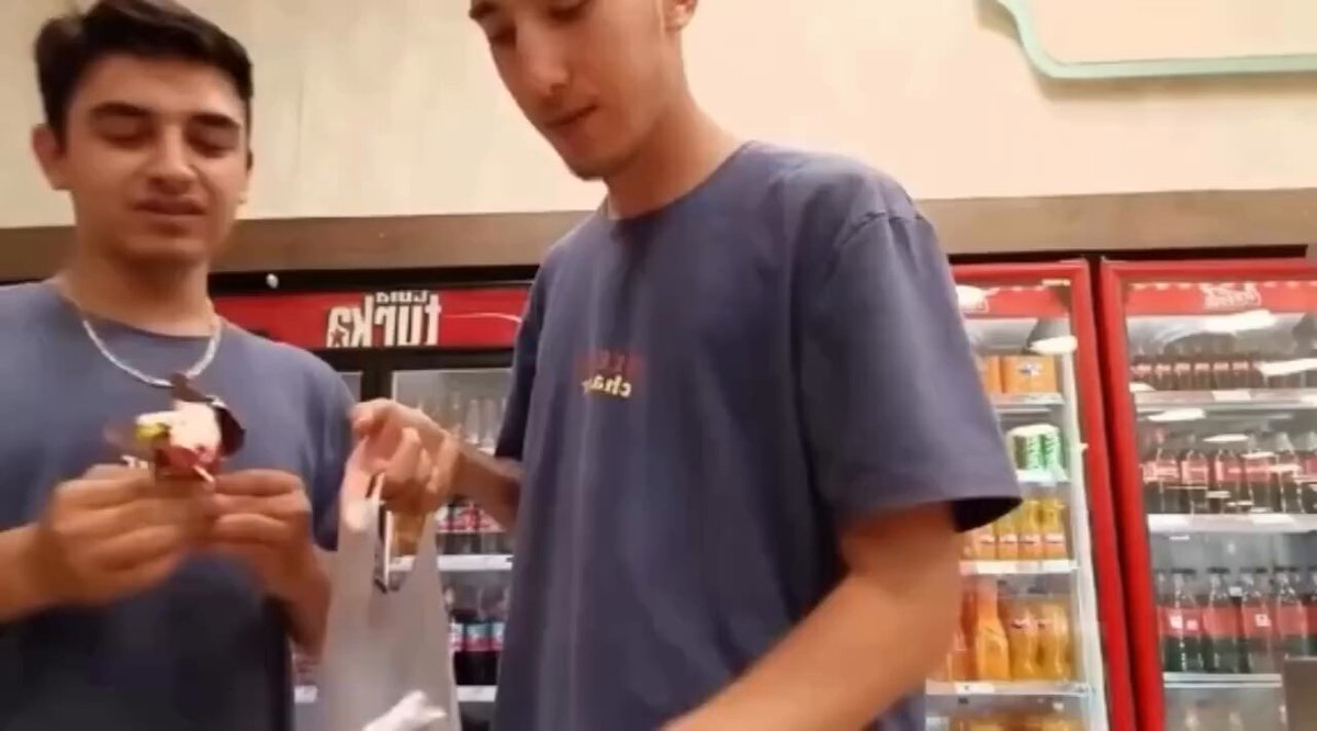 Markette İstiklal Marşı Okuyan Vatandaş Gençlerin Dikkatini Çekti