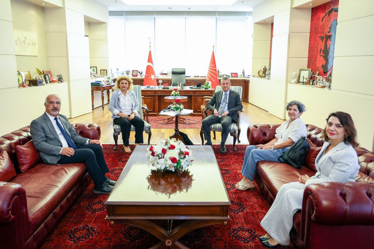 CHP Genel Başkanı Özgür Özel, Kamu Emekçileri Sendikaları Konfederasyonu ve Eğitim Sen Temsilcilerini Ağırladı