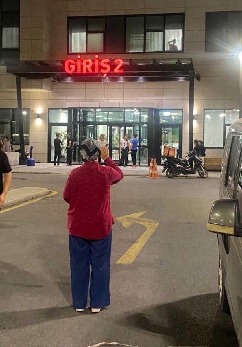 Murat Çalık Hastanede Annesine El Sallarken Görüntülendi